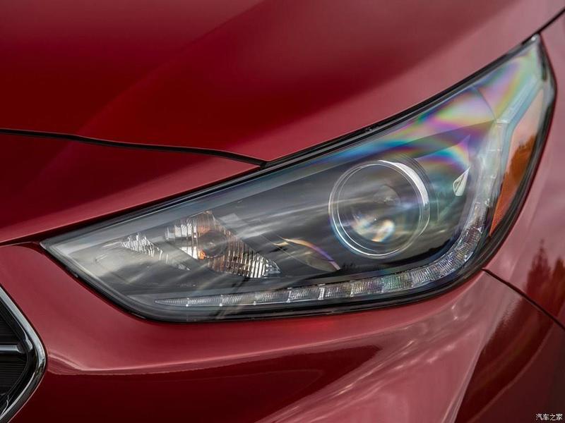 Vỏ đèn pha Hyundai Accent, chất lượng cao, với lớp phủ đặc biệt bằng gốm cao cấp, cung cấp khả năng chống mài mòn và lão hóa đặc biệt, đảm bảo độ bền lâu dài.