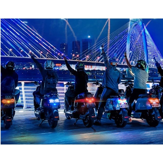 Đèn Nhấp Nháy Cảnh Báo Ban Đêm 7 Màu Sắc Gắn Xe Máy, thả diều, ô tô, đồ chơi, flycam Điều Khiển Từ Xa hiện đại